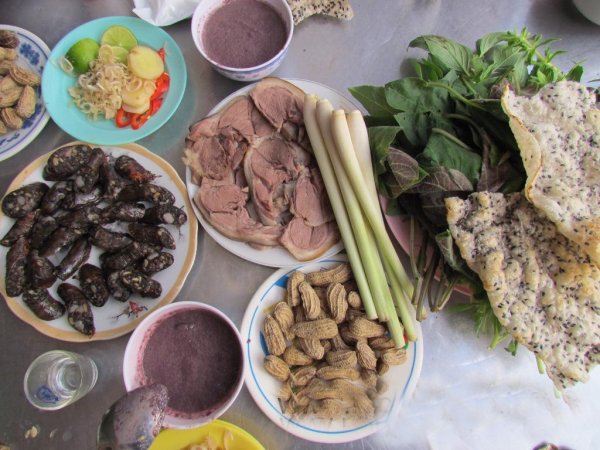 Nằm mơ thấy ăn thịt chó đánh con gì may mắn dễ ăn
