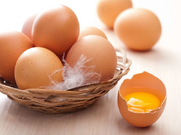 Nằm mơ thấy trứng gà đánh con gì may mắn dễ trúng
