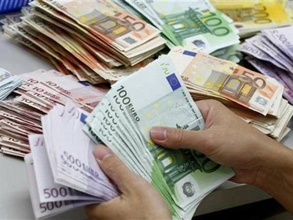 Mơ thấy đếm tiền nhưng bị người khác giật mất