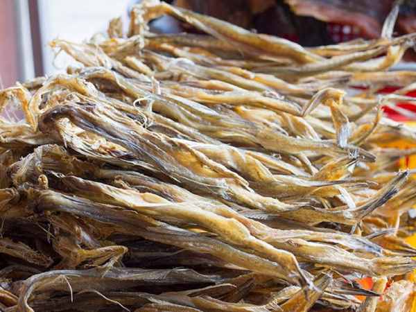 Mơ thấy người khác cho mình cá khô